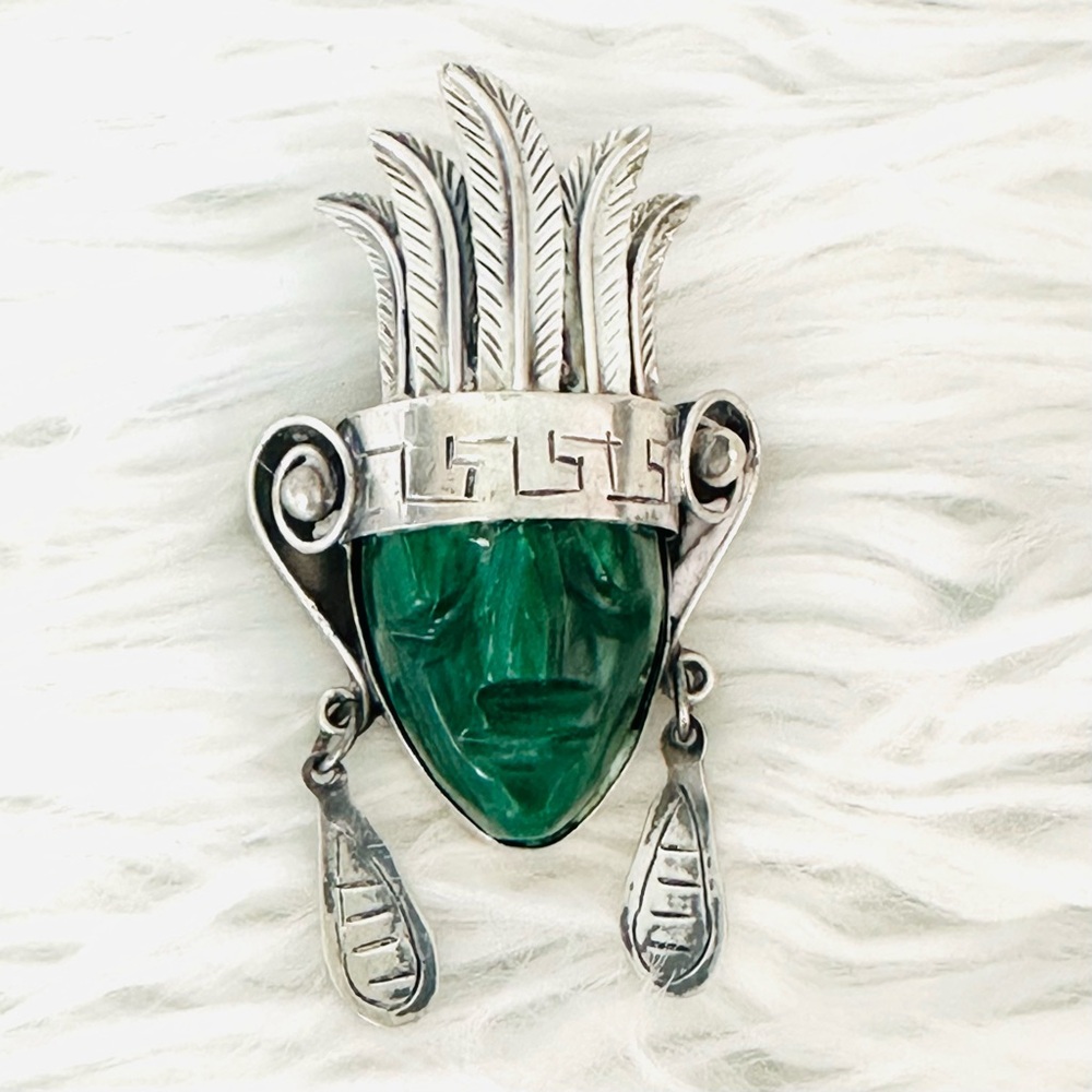 Vintage Taxco Mexican Sterling Mask Brooch Large Green Agate and Stamped Details - Picture 4 of 10